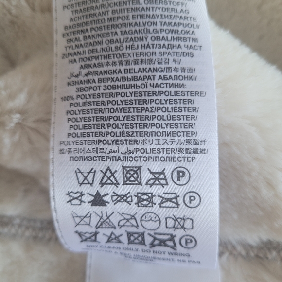 NWOT Guess Faux Sherpa Reversible Vest - Picture 14 of 15